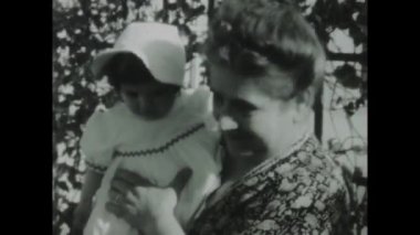 Roma, İtalya Haziran 1958: 1950 'lerin klasik görüntüleri bir bebek ve büyükannesiyle değerli aile anlarını çekiyor.