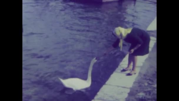 Lucerna Szwajcaria Czerwiec 1970 Vintage Nagranie Lat Tych Ukazujące Kobietę — Wideo stockowe