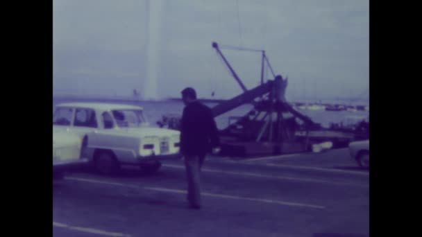 1970年6月 スイスのルツェルン 1970年代の海辺の桟橋で男と彼の車のヴィンテージ映像 — ストック動画