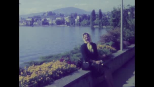 Lucerna Suiza Junio 1970 Imágenes Vintage Una Mujer Disfrutando Unas — Vídeos de Stock