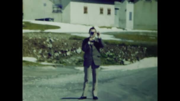 1970年6月 瑞士卢塞恩 20世纪70年代一个男人用8毫米摄像机捕捉瞬间的古老镜头 — 图库视频影像