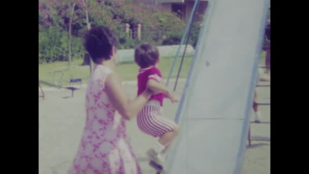 1964年6月 意大利巴勒莫 20世纪60年代在一张幻灯上拍摄的儿童怀旧时刻的怀旧镜头 唤起了珍贵的回忆 — 图库视频影像