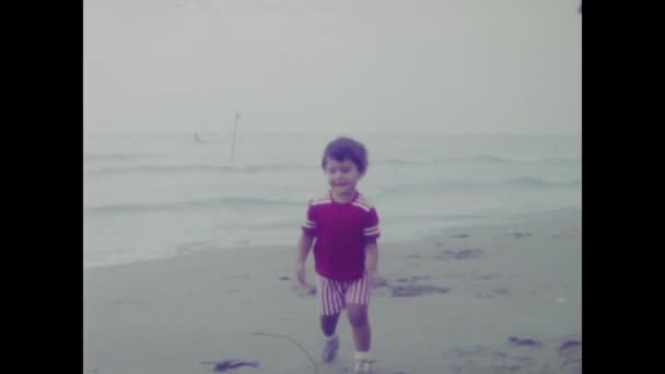 1964年6月 イタリアのパレルモ 1964年6月 1960年代の子供たちとの家族のビーチ休暇を描いた社会史を捉えたヴィンテージ映像 — ストック動画