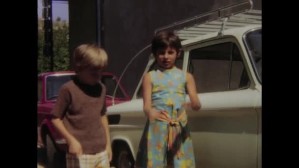 1964年6月 イタリア パレルモ 1964年6月 1960年代に屋外で遊ぶ子供たちの大切な思い出を捉えたヴィンテージ映像 — ストック動画