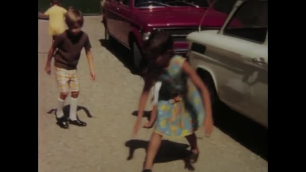 1964年6月 イタリア パレルモ 1964年6月 1960年代に屋外で遊ぶ子供たちの大切な思い出を捉えたヴィンテージ映像 — ストック動画