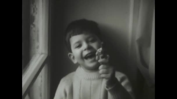 Лавініо Італія Грудень 1968 Вінтажні Кадри Відображають Радість Дитини Іграшкою — стокове відео