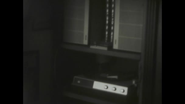 1968年12月 イタリアのラヴィニッチ 1960年代のハイファイターテーブルのヴィンテージブラックとホワイト映像は 当時の音楽とテクノロジーの記憶を呼び起こします — ストック動画