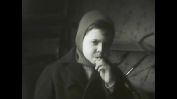 Lavinio Itália Dezembro 1968 Filmagem Nostálgica Capturando Uma Criança Desfrutando — Vídeo de Stock