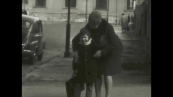 Lavinio Olaszország 1968 December Nosztalgiás Felvételek Egy Anyáról Egy Gyerekről — Stock videók