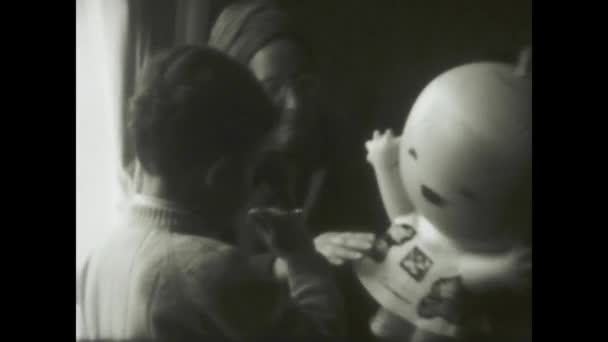 1968年12月 イタリアのラヴィニッチ 1960年代のスザンナ人形の子供のノスタルジックな映像 — ストック動画