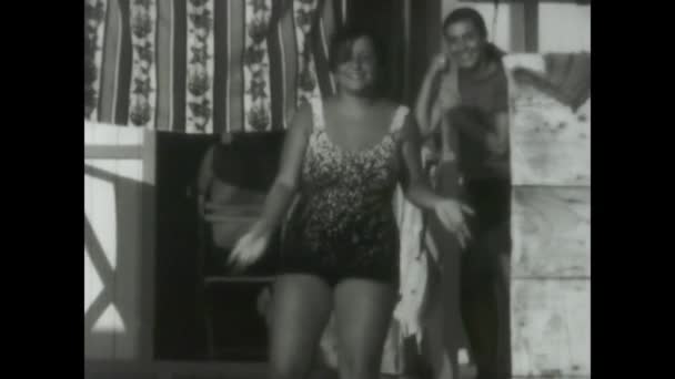 Lavinio Itália Dezembro 1968 Filmagem Vintage Pessoas Mudando Cabines Praia — Vídeo de Stock