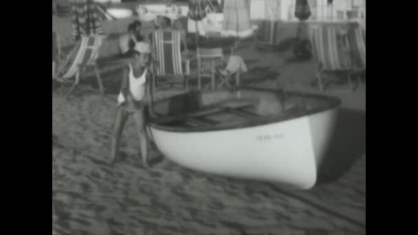 1968年12月 イタリアのラヴィニッチ 黒と白の海でビーチを楽しんでいる子供のヴィンテージ1960年代の映像 — ストック動画