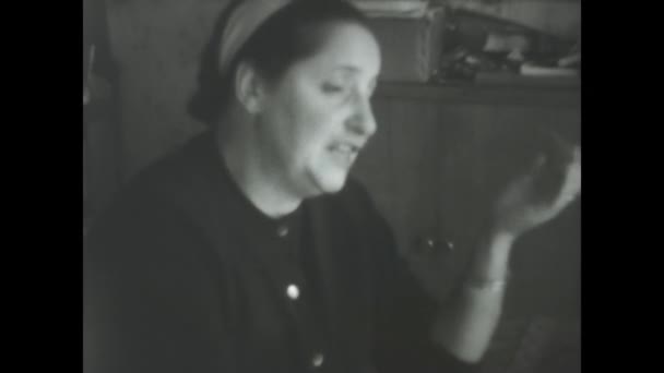 Lavinio Włochy Grudzień 1968 Czarno Białe Nagranie Płaczącej Kobiety Lat — Wideo stockowe