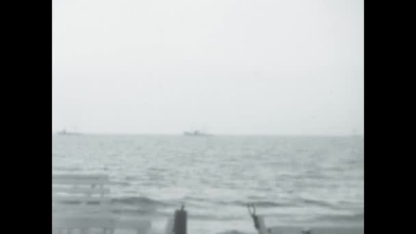 1968年12月 意大利拉维诺 黑白镜头捕捉1960年代海滩度假的本质 — 图库视频影像