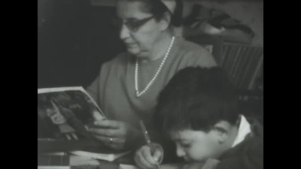 Лавинио Италия Декабрь 1968 Черно Белые Кадры Ребенком 1960 Сосредоточены — стоковое видео
