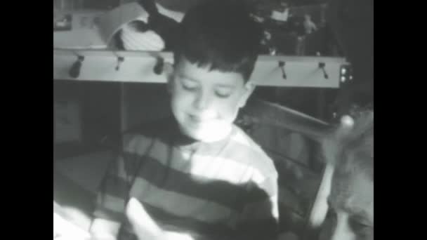 1968年12月 イタリアのラヴィニッチ 1960年代の子供の黒と白の映像は テーブルで書いたり宿題をしたりすることに焦点を当てた — ストック動画