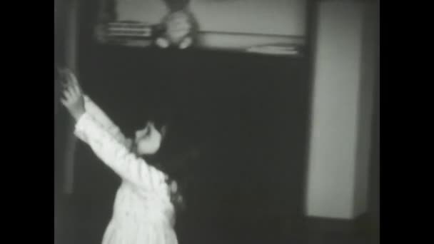 1968年12月 イタリアのラヴィニッチ 1960年代の少女の黒と白の映像が 家の中の風船で遊んでいました — ストック動画