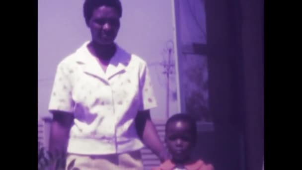 1979年12月8日 南アフリカのケープタウン 黒人の子供を喜んで養子にした白人の家族を示す1970年代の歴史的な映像 — ストック動画