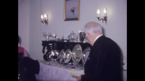 イタリアのパレルモ 1979年 結婚式の前に結婚式の贈り物に囲まれた自宅の花嫁の1970年代からの映像 — ストック動画