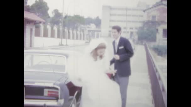 イタリアのパレルモ 1979年 1970年代に花嫁がエレガントに車から降りてくるような輝かしい瞬間を撮影した — ストック動画