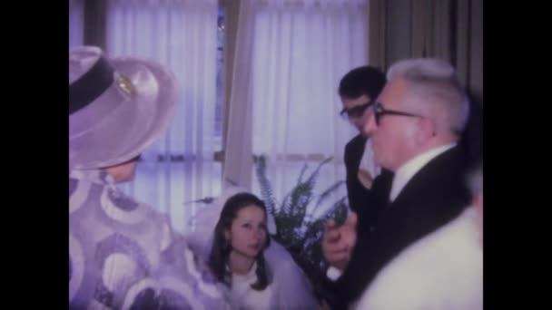 1979年かもしれないイタリアのパレルモ 家族に囲まれたレストランでのイタリアの結婚式のランチの1970年代の映像 — ストック動画