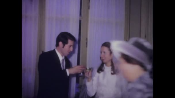意大利巴勒莫可能是1979年 20世纪70年代在一家被家人包围的餐馆举行的意大利婚礼午餐的镜头 — 图库视频影像