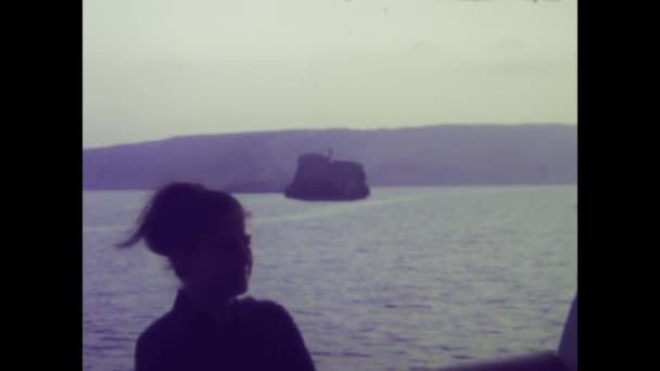 1972年6月のモナコ公国 地中海を横断する船に乗った1970年代の人々の映像 — ストック動画
