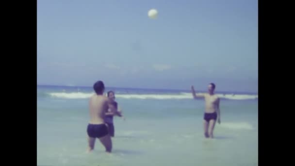 摩纳哥 摩纳哥公国1972年6月 1970年代人们在海滩度假期间在海里开心地打球的镜头 — 图库视频影像