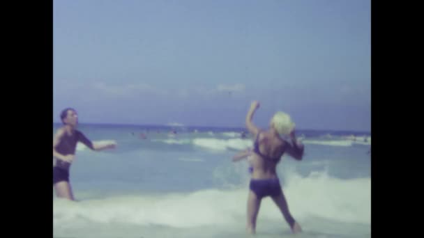 摩纳哥 摩纳哥公国1972年6月 1970年代人们在海滩度假期间在海里开心地打球的镜头 — 图库视频影像
