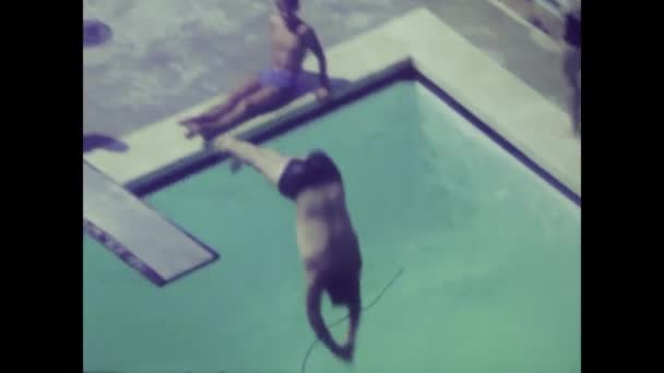 摩纳哥 摩纳哥公国1972年6月 20世纪70年代一个男子从游泳池跳水板上优雅地跳水的镜头 — 图库视频影像