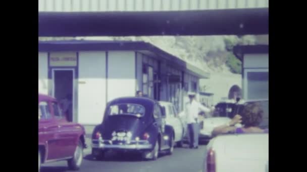 1972年6月 イタリアのヴィンテージ1970年代のイタリアの国境検問所での賑やかな活動の映像 — ストック動画