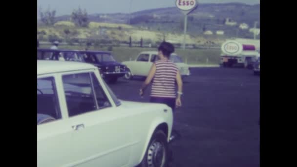 1972年6月のイタリア ローマ 1970年代のイタリア旅行中にサービスエリアで懐かしい瞬間を捉えた映像 — ストック動画