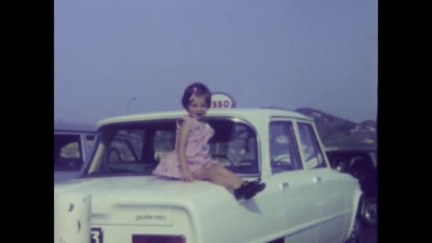 1972年6月 イタリアのローマ イタリア旅行中のサービスエリアでの若い少女の経験のノスタルジックな1970年代の映像 — ストック動画