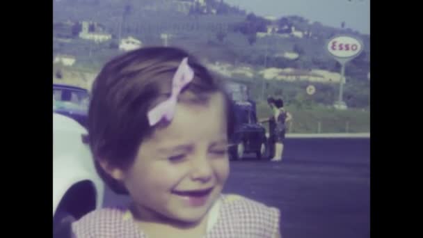 Рим Італія Червень 1972 Ностальгічні 1970 Кадри Досвіду Молодої Дівчини — стокове відео