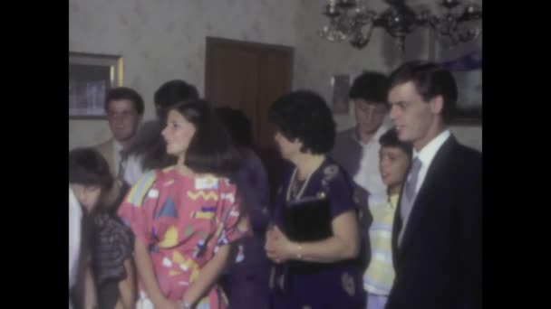 イタリアのパレルモ 1984年7月 グロムが結婚式の日に備える瞬間を捉えた1980年代の映像 — ストック動画