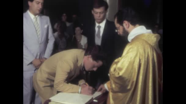 意大利巴勒莫1984年7月 20世纪80年代的镜头 捕捉了教堂婚礼的迷人场景 — 图库视频影像