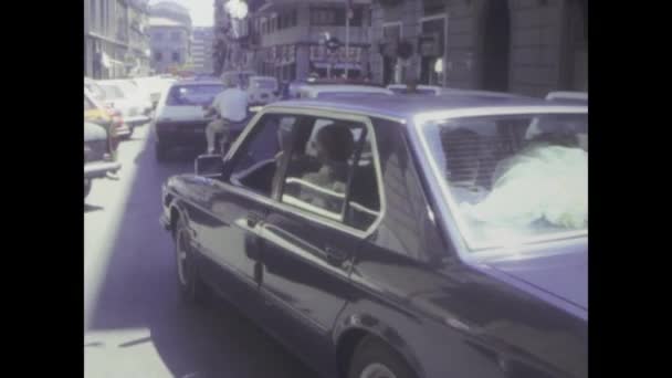 意大利巴勒莫1984年7月 20世纪80年代一对新婚夫妇乘坐豪华宝马轿车的历史镜头 — 图库视频影像