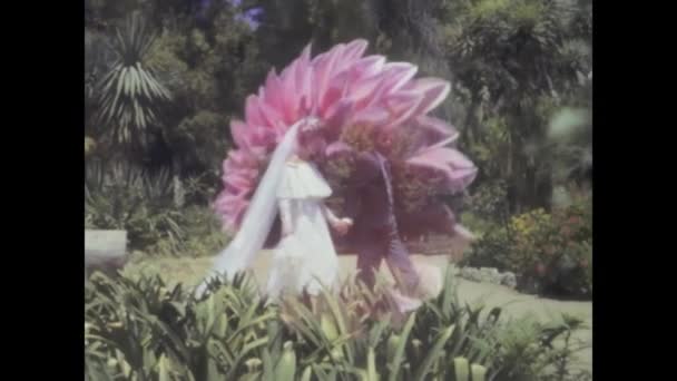 イタリアのパレルモ 1984年7月 新婚夫婦の柔らかくロマンチックな肖像画を捉えた1980年代のヴィンテージ映像 — ストック動画