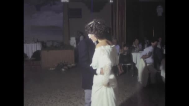 イタリアのパレルモ 1984年7月 レストランのレセプションで思い出に残る花嫁とグルーミングダンスの映像 — ストック動画