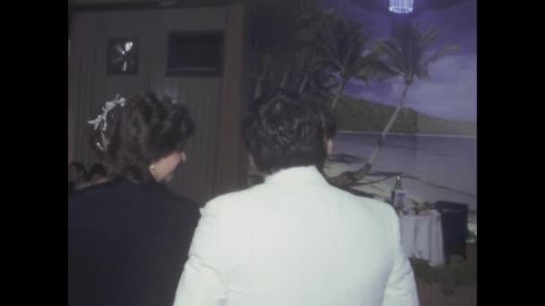 1984年7月 意大利巴勒莫 20世纪80年代的历史镜头 记录了向客人们赠送婚礼的时刻 — 图库视频影像