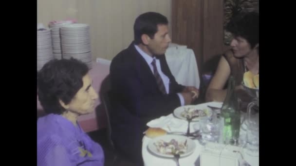イタリアのパレルモ 1984年7月 ヴィンテージ80年代の伝統的なイタリアンレストランで食事を楽しむ人々の映像 — ストック動画