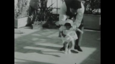 Roma, İtalya Haziran 1958: 1950 'lerin klasik görüntüleri, bir babanın küçük kızına ilk adımlarını atmasında yardım ettiği iç açıcı aile anlarını kaydediyor.