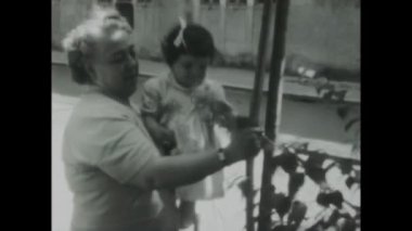 Roma, İtalya Haziran 1958: 1950 'lerin klasik görüntüleri siyah beyaz genç bir kızla iç açıcı aile anlarını çekiyor.