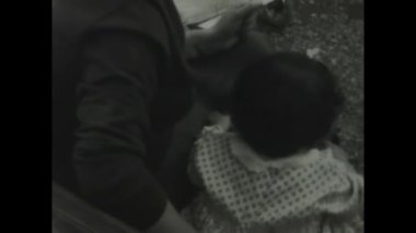 Roma, İtalya Haziran 1958: 1950 'lerin klasik görüntüleri siyah beyaz genç bir kızla iç açıcı aile anlarını çekiyor.