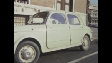 Roma, İtalya 1968 'de: 1960' larda Fiat 600 araba sürüyormuş gibi yapan bir çocuğun etkileyici klasik görüntüleri.