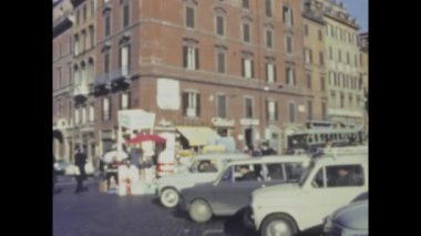 Roma, İtalya 1968: 1960 'lardaki hareketli trafik ve hareketleri gösteren klasik görüntüler.