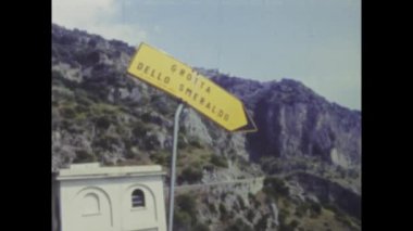 Conca dei Marini, İtalya 1968: 1960 'lardaki Emerald Grotto manzarasının manzaralı güzelliğini gösteren klasik görüntüler.