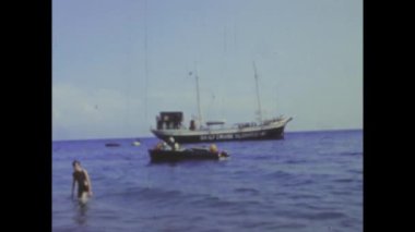 Conca dei Marini, İtalya 1968: 1960 'larda denizdeki donanma gemilerinin yer aldığı eski görüntüler.