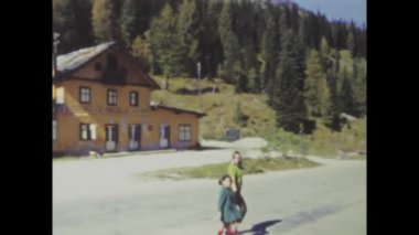 Lavaredo, İtalya 1968: 1960 'ların yaz aylarında manzaralı İtalyan Alpleri dağ manzaralarını gösteren klasik görüntüler.