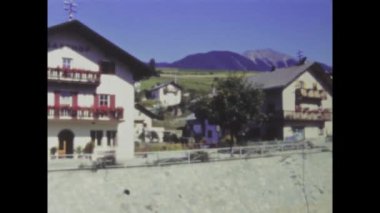 Lavaredo, İtalya 1968: 1960 'ların yaz aylarında manzaralı İtalyan Alpleri dağ manzaralarını gösteren klasik görüntüler.